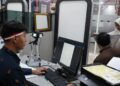 Petugas Kantor Imigrasi Blitar melayani pemohon Pasporia