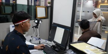 Petugas Kantor Imigrasi Blitar melayani pemohon Pasporia