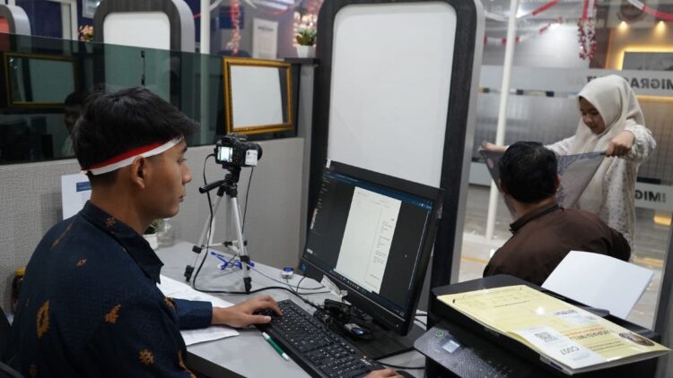 Petugas Kantor Imigrasi Blitar melayani pemohon Pasporia