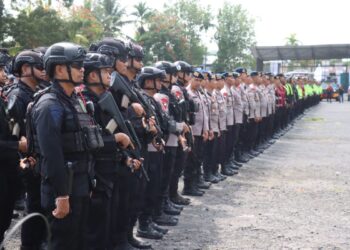 Petugas gabungan TNI dan Polri bersiaga mengamankan pertandingan semifinal Piala Presiden 2026 di Stadion Kapten I Wayan Dipta, Gianyar, Bali