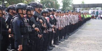 Petugas gabungan TNI dan Polri bersiaga mengamankan pertandingan semifinal Piala Presiden 2026 di Stadion Kapten I Wayan Dipta, Gianyar, Bali