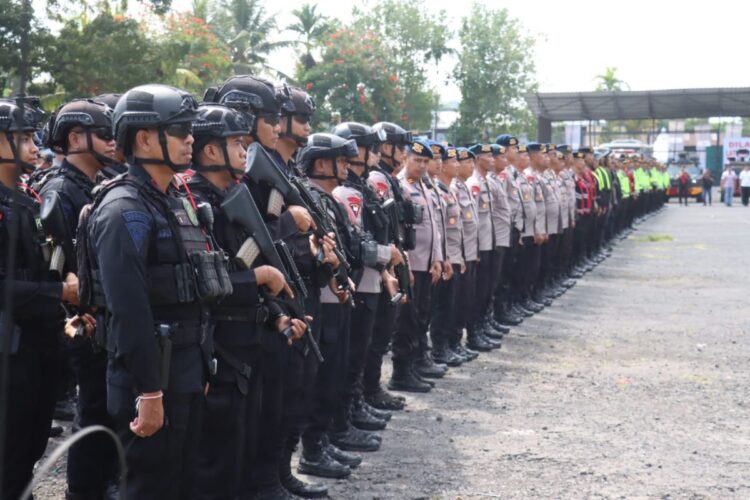 Petugas gabungan TNI dan Polri bersiaga mengamankan pertandingan semifinal Piala Presiden 2026 di Stadion Kapten I Wayan Dipta, Gianyar, Bali
