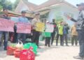 Petani Blitar mendatangi kantor Perhutani KPH Blitar mempertanyakan pengelolaan lahan KHDPK