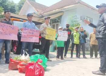 Petani Blitar mendatangi kantor Perhutani KPH Blitar mempertanyakan pengelolaan lahan KHDPK