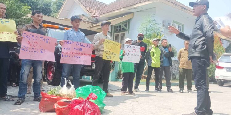 Petani Blitar mendatangi kantor Perhutani KPH Blitar mempertanyakan pengelolaan lahan KHDPK
