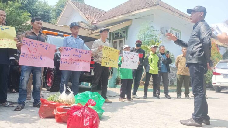 Petani Blitar mendatangi kantor Perhutani KPH Blitar mempertanyakan pengelolaan lahan KHDPK