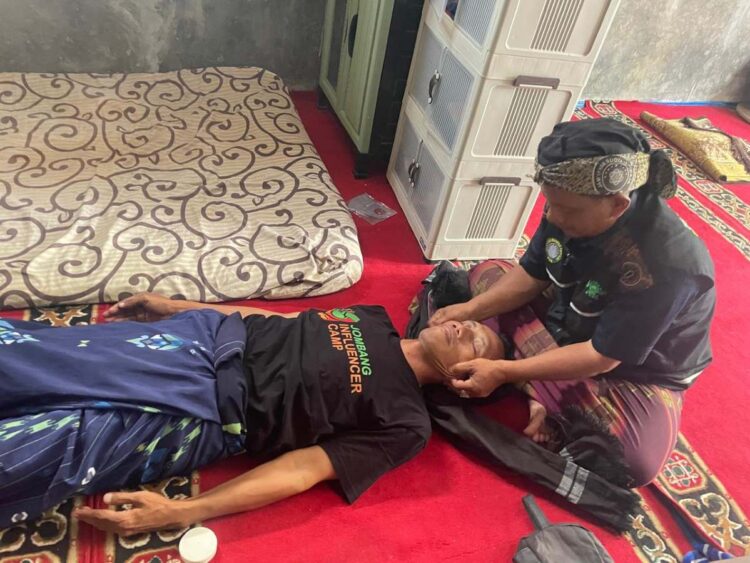 Relawan memberikan layanan pijat gratis kepada peserta Muktamar ke-35 NU di Tambakberas Jombang