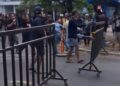 Warga Blitar dan Malang membuka paksa portal Jalan Bendungan Lahor setelah penutupan akses oleh PJT I pada 1 Agustus 2026