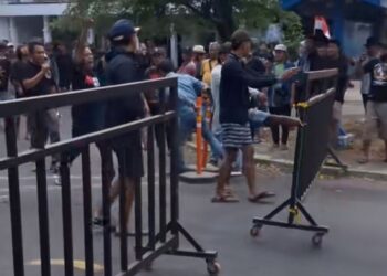 Warga Blitar dan Malang membuka paksa portal Jalan Bendungan Lahor setelah penutupan akses oleh PJT I pada 1 Agustus 2026