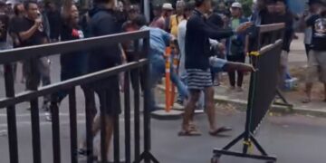 Warga Blitar dan Malang membuka paksa portal Jalan Bendungan Lahor setelah penutupan akses oleh PJT I pada 1 Agustus 2026