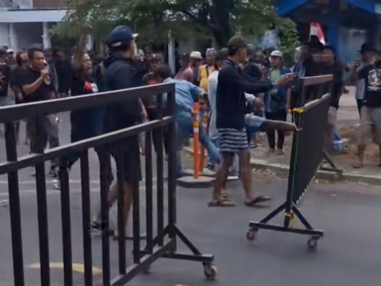 Warga Blitar dan Malang membuka paksa portal Jalan Bendungan Lahor setelah penutupan akses oleh PJT I pada 1 Agustus 2026