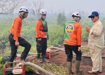 Presiden Prabowo Subianto meninjau salah satu lokasi terdampak kebakaran di Desa Limbung, Kabupaten Kubu Raya, Provinsi Kalimantan Barat, pada Sabtu, 22 Agustus 2026. Foto: BPMI Setpres/Laily Rachev