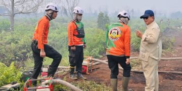 Presiden Prabowo Subianto meninjau salah satu lokasi terdampak kebakaran di Desa Limbung, Kabupaten Kubu Raya, Provinsi Kalimantan Barat, pada Sabtu, 22 Agustus 2026. Foto: BPMI Setpres/Laily Rachev