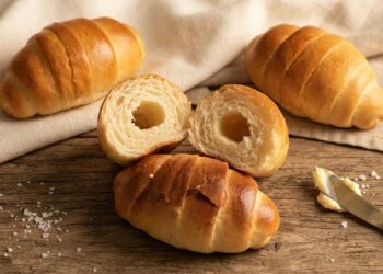 Salt bread atau roti garam dengan kerak bawah renyah hasil teknik butter-fried bottom