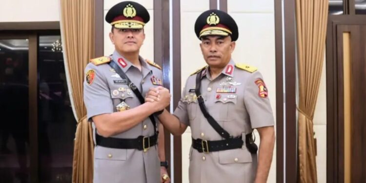 Sertijab Brigjen Pol Hengki Haryadi (kiri) kepada Brigjen Pol Yulius Audie Sonny Latuheru (kanan). Foto: istimewa
