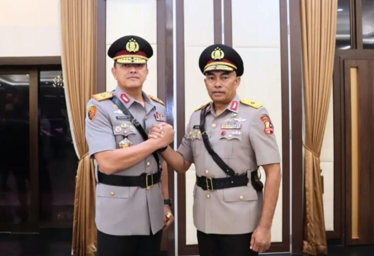 Sertijab Brigjen Pol Hengki Haryadi (kiri) kepada Brigjen Pol Yulius Audie Sonny Latuheru (kanan). Foto: istimewa
