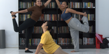 Sari dan komunitas Yoga di Bacaini.ID