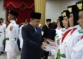 Bupati Jember, Muhammad Fawait saat mengukuhkan anggota paskibraka Pemkab Jember