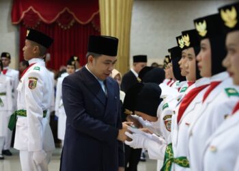 Bupati Jember, Muhammad Fawait saat mengukuhkan anggota paskibraka Pemkab Jember