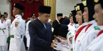 Bupati Jember, Muhammad Fawait saat mengukuhkan anggota paskibraka Pemkab Jember