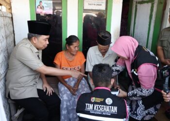 Bupati Jember, Muhammad Fawait saat turun ke lapangan untuk meninjau program Home care