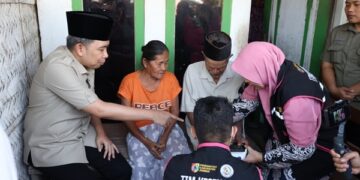 Bupati Jember, Muhammad Fawait saat turun ke lapangan untuk meninjau program Home care