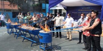 Pemusnahan 7,4 juta batang rokok ilegal hasil penindakan di Jember, Bondowoso dan Situbondo