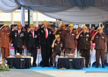 Para veteran saat mengikuti upacara HUT ke 81 RI di Alun-alun Jember