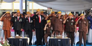 Para veteran saat mengikuti upacara HUT ke 81 RI di Alun-alun Jember