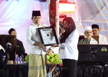 Bupati Jember , Muhammad Fawait saat menerima rekor muri