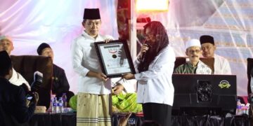 Bupati Jember , Muhammad Fawait saat menerima rekor muri