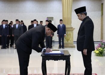 Bupati Jember, Muhammad Fawait saat melantik pejabat baru eseleon II dilingkungan Pemkab Jember