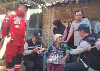 Bupati Jember, Muhammad Fawait bersama tim nakes saat meninjau pasien homacare di Kecamatan Pakusari