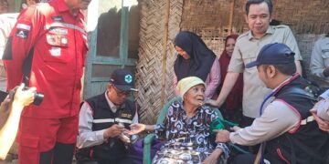Bupati Jember, Muhammad Fawait bersama tim nakes saat meninjau pasien homacare di Kecamatan Pakusari