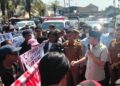 Bupati Jember Muhammad Fawait saat menemui demonstran di depan Pendopo Wahyawibawagraha