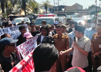 Bupati Jember Muhammad Fawait saat menemui demonstran di depan Pendopo Wahyawibawagraha