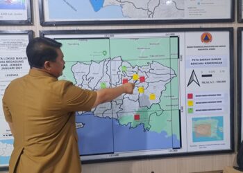 Kepala BPBD, Edy Budi Susilo saat memperlihatkan wilayah terdampak kekeringan di Jember