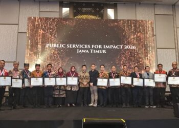 Pemkab Jember bersama jajaran kabupaten lain saat menerima pengharhaan Public  Services For Imapac Jatim 2026