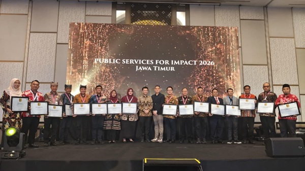 Pemkab Jember bersama jajaran kabupaten lain saat menerima pengharhaan Public Services For Imapac Jatim 2026