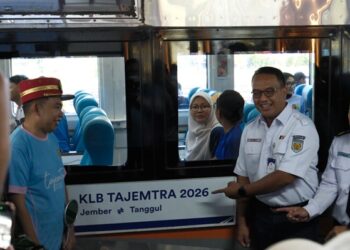 Bupati Jember, Muhammad Fawait bersama Deputi KAI Daop 9 Jember, Dwi Sulistiyono saat pelepasan KLB Tajetra 2026