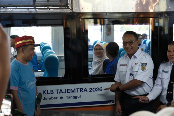 Bupati Jember, Muhammad Fawait bersama Deputi KAI Daop 9 Jember, Dwi Sulistiyono saat pelepasan KLB Tajetra 2026