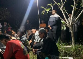 Proses pemakaman jenazah Muhammad Iswandi, Pekerja Migran Indonesia (PMI) asal Biting, Kecamatan Arjasa, Jember
