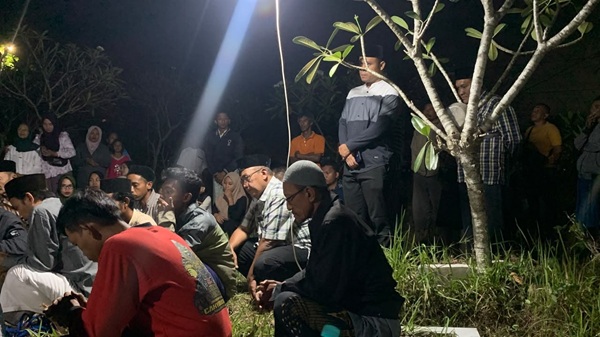 Proses pemakaman jenazah Muhammad Iswandi, Pekerja Migran Indonesia (PMI) asal Biting, Kecamatan Arjasa, Jember