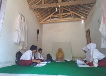 Siswa-siswi kelas 6 saat melakukan Kegiatan Balajar Mengajar di Mushola warga