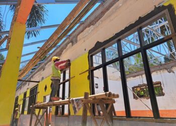 Proses pengerjaan revitalisasi SDN Sumberanget 01 yang dikerjakan oleh pekerja setempat