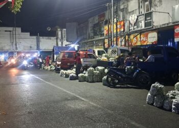 Para pedagang Pasar Tanjung yamg berada dipelataran jalan samanhudi