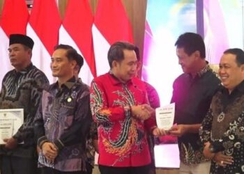 Bupati Jember, Muhammad Fawait saat memberikan apresiasi ke pembayar pajak