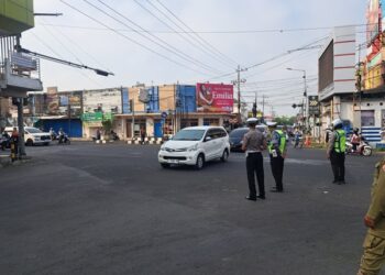 Arus lalu lintas dari Jln Kiai Achmad Sidiq menuju Jln Samanhudi menuju Pasar Tanjung kembali normal setelah sebelumnya satu arah