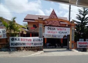 Warga Desa Serang Blitar menduduki kantor desa menuntut Musdes dan transparansi BUMDes