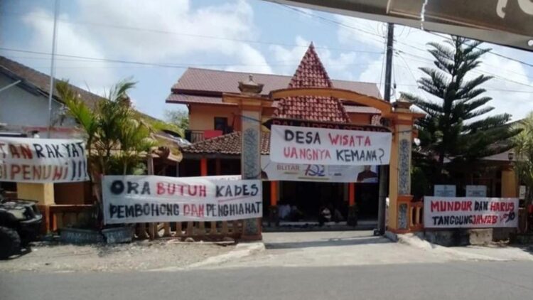 Warga Desa Serang Blitar menduduki kantor desa menuntut Musdes dan transparansi BUMDes